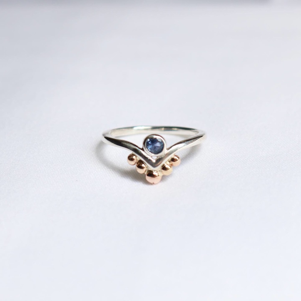 Montana Sapphire V band ring silver with 14k accents